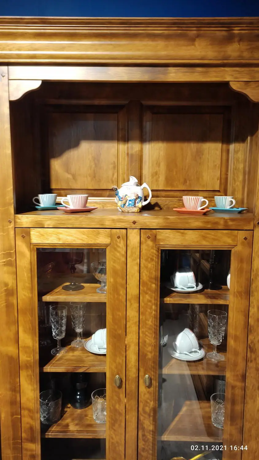 Шкаф с 2 ящиками дуб Луи Филипп с витриной ОВ 03