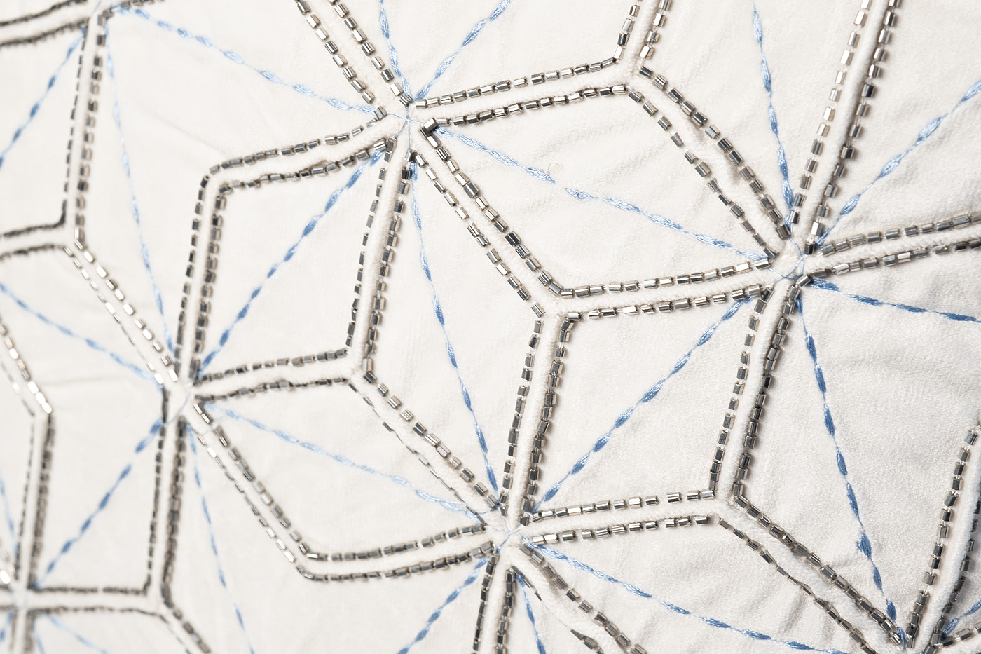 70SW-20712 Подушка с бисером "Шестигранники" белая