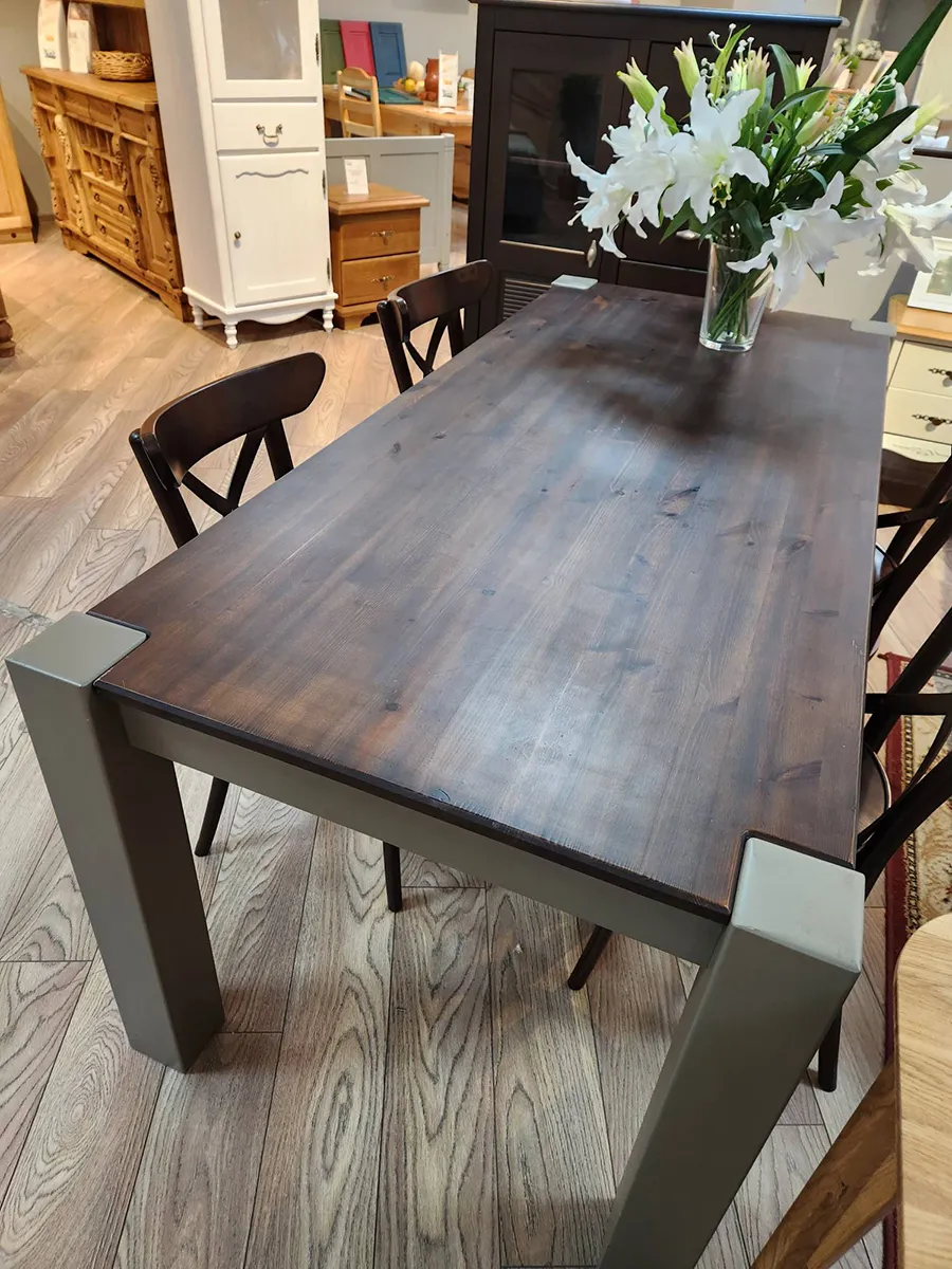 Стол из дерева Брамминг обеденный 1820*820(выставочный образец)